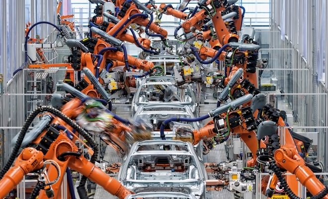 Piaţa globală a roboţilor industriali s-a dublat în ultimii patru ani şi va continua să urce cu 14% pe an