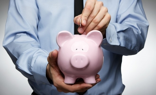 Potrivit unui sondaj, 63% dintre români economisesc lunar bani pentru „zile negre”