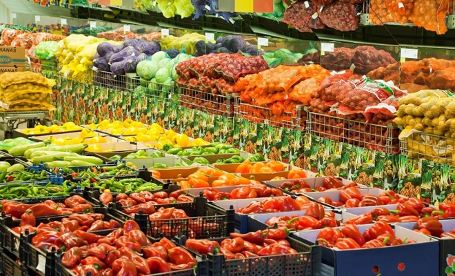 Studiu: Fructele şi legumele, pe locurile 4 şi 5 în topul produselor vândute în retailul modern din România