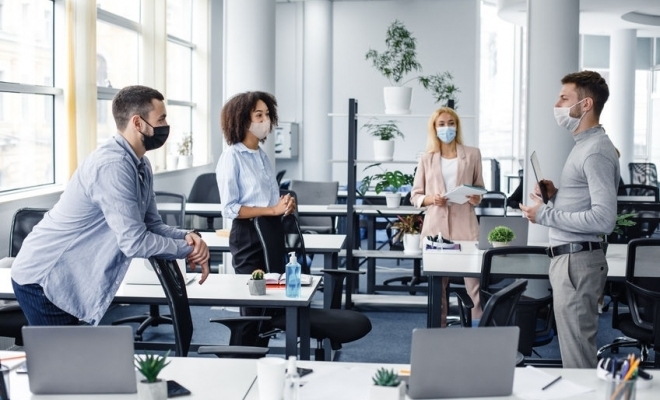Sondaj: Peste o treime dintre angajați consideră că își vor relua activitatea la birou în 2021