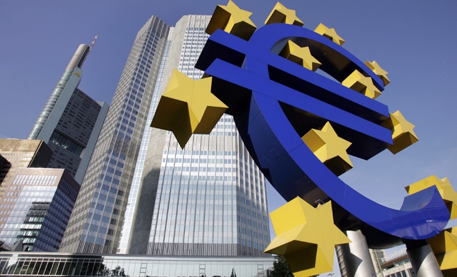 Redresarea economiei zonei euro, afectată de scăderea din sectorul serviciilor
