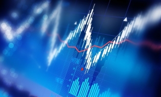 Argintul urcă în preferințele investitorilor, depășind performanța aurului