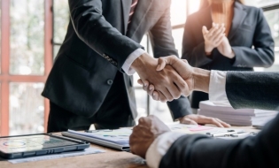 Specialiștii în fuziuni și achiziții anticipează o intensificare a activității în Europa, în ciuda volatilității pieței