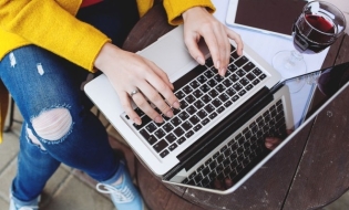 Locuitorii UE au folosit intens internetul în scop cultural, în 2024