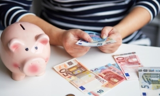 Doar o treime dintre europeni reușesc să economisească în mod regulat