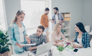 Măsuri de sprijin pentru tineri, persoane vulnerabile și angajatori; primă de stabilitate de până la 27.000 lei pentru tinerii NEET aflați la primul loc de muncă