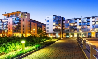 Raport: Apartamentele și casele noi scoase la vânzare în marile orașe pot atrage până la 6 potențiali cumpărători