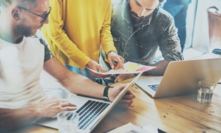 Sondaj: 35% dintre angajații români sunt dispuși să-și găsească o activitate suplimentară pentru un venit în plus