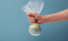 Oamenii respiră 71.000 de particule de plastic în fiecare zi