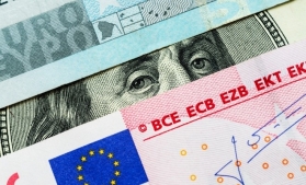 Economistulul șef al BCE avertizează asupra expunerii băncilor la dolari
