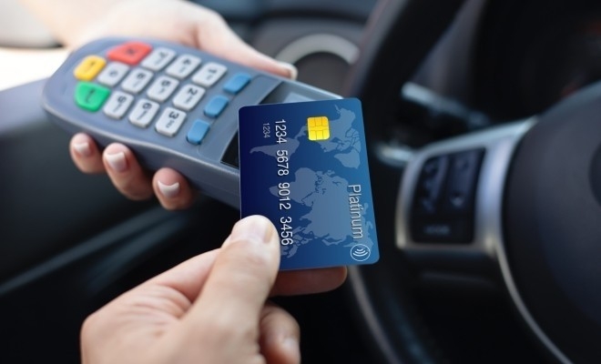 Sondaj: Tot mai mulți români aleg plățile digitale la livrarea cumpărăturilor