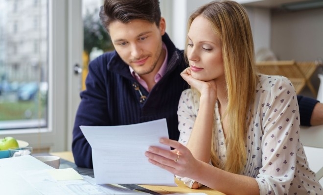 Sondaj: Două treimi dintre români „se descurcă financiar” cu facturile, dar nu mai au bani de recreere