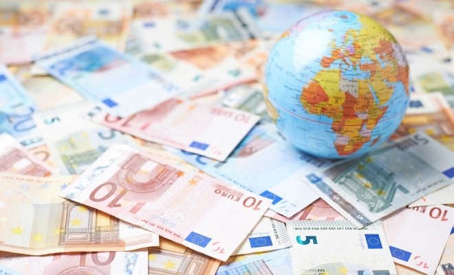 Bloomberg: Rezervele valutare mondiale înregistrează o scădere-record în acest an