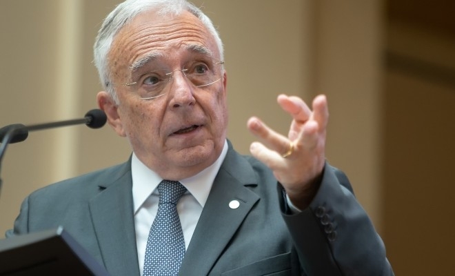 Mugur Isărescu: Nu putem amâna dezbaterea despre ceea ce se întâmplă în lume și să așteptăm ajustarea fiscală; trebuie făcute în paralel