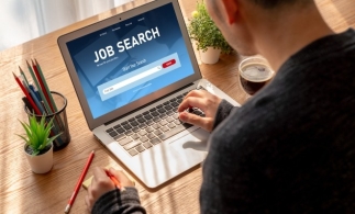 eJobs: Tot mai puțini români vor să lucreze în afara țării