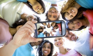 Generația Z este una conectată, informată și preocupată de impactul deciziilor economice asupra vieții de zi cu zi