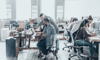 Colliers: Generația Z percepe munca la birou ca un spațiu pentru dezvoltare; doar 1% ar lucra exlusiv de la distanță