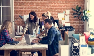 Șase din zece angajați din România sunt îngrijorați de stabilitatea locului de muncă până la pensie