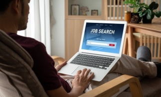 eJobs: Candidații fără studii superioare și din segmentul entry level, cei mai activi în căutarea unui job