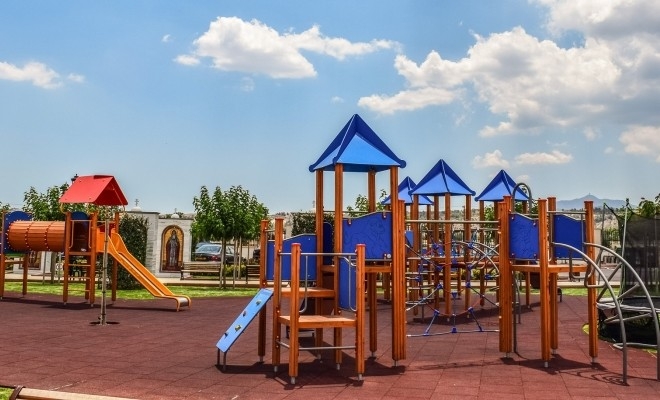 Un nou loc de joacă se construiește în fiecare zi în România; jumătate dintre spații sunt în locuri publice