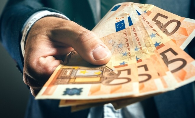 Comisia Europeană studiază limitarea plăților în numerar la 10.000 de euro, pentru a combate spălarea de bani în statele UE