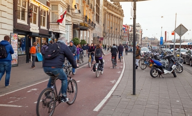 Deloitte: Pandemia accelerează procesul de transformare a centrelor orașelor în zone mai prietenoase cu pietonii și bicicliștii