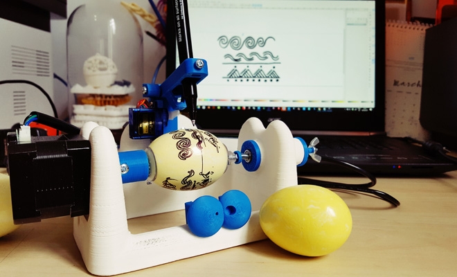 Ouă încondeiate cu ajutorul unor roboți, la un atelier organizat de MNIR