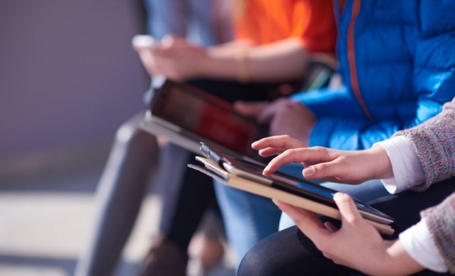 Guvernul anunță că studenții cu burse sociale care învață online vor primi tablete