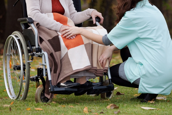 A fost reglementat statutul asistenților personali profesioniști, care vor putea îngriji la domiciliul lor persoane cu handicap