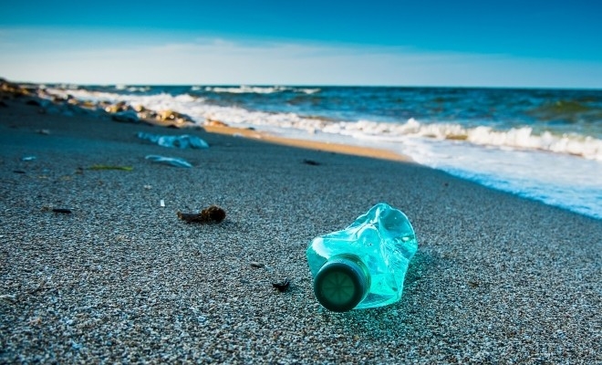 Pe litoral, 8 din 10 deșeuri aruncate la întâmplare de turiști sunt din plastic
