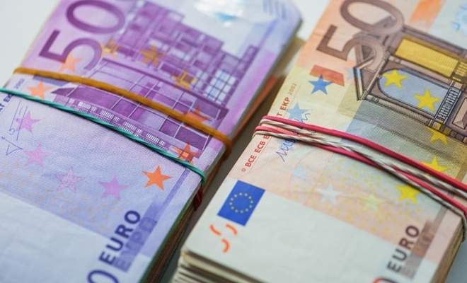 Bloomberg: Europenii ţin „la saltea” miliarde de euro şi nu intenţionează să-i cheltuie