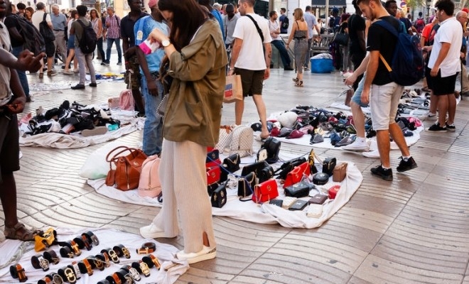InfoCons: 40% dintre tinerii români cumpără intenționat produse contrafăcute