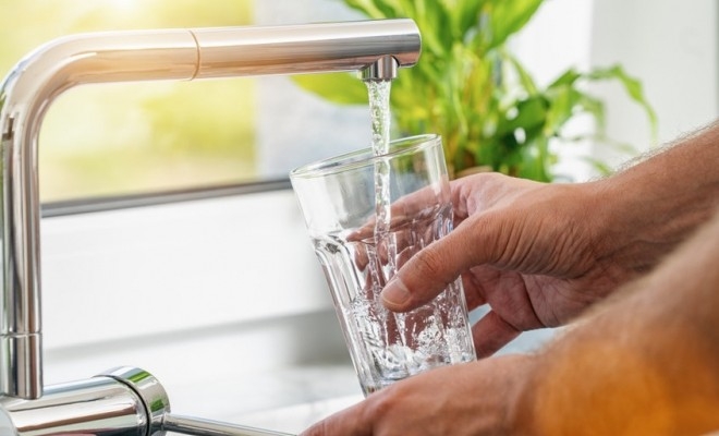 În 2020, 72,4% din populația rezidentă a României era conectată la sistemul public de alimentare cu apă